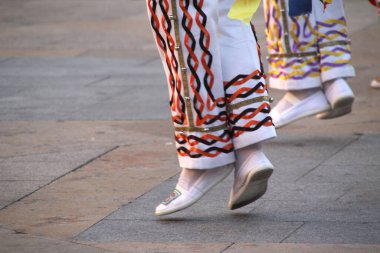 Sokaktaki basklı halk dansçıları