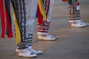 Sokaktaki basklı halk dansçıları