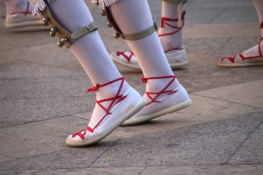 Sokaktaki basklı halk dansçıları