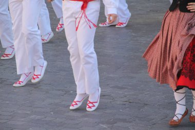 Sokak festivalinde Bask halk dansçısı