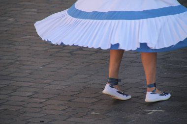 Sokak festivalinde Bask halk dansçısı