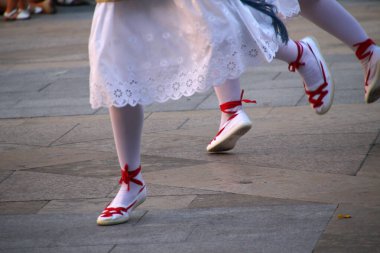 Sokak festivalinde Bask halk dansçısı