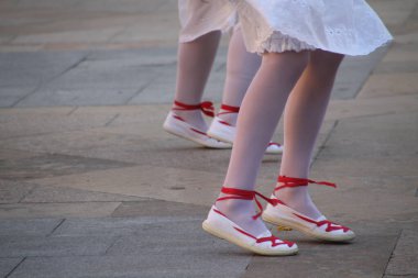 Sokak festivalinde Bask halk dansçısı
