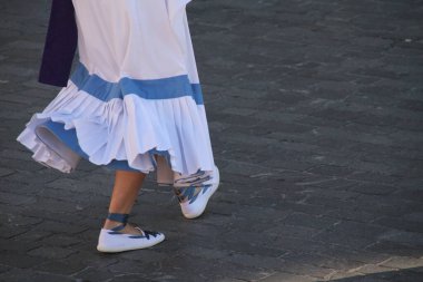 Sokak festivalinde Bask halk dansçısı