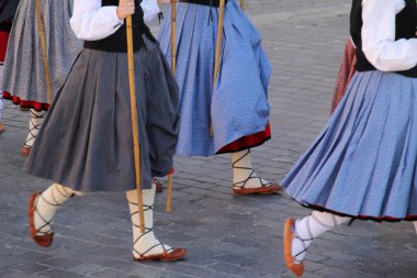 Sokak festivalinde Bask halk dansçısı