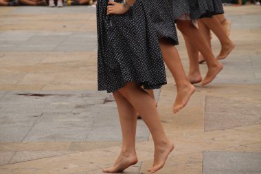 Sokak festivalinde Bask halk dansçısı