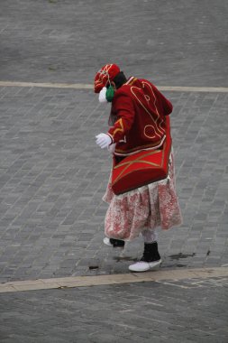Geleneksel Bask dansı sokak festivalinde