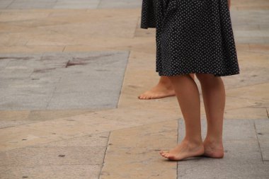 Geleneksel Bask dansı sokak festivalinde