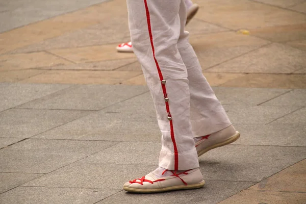 Sokaktaki basklı halk dansçıları