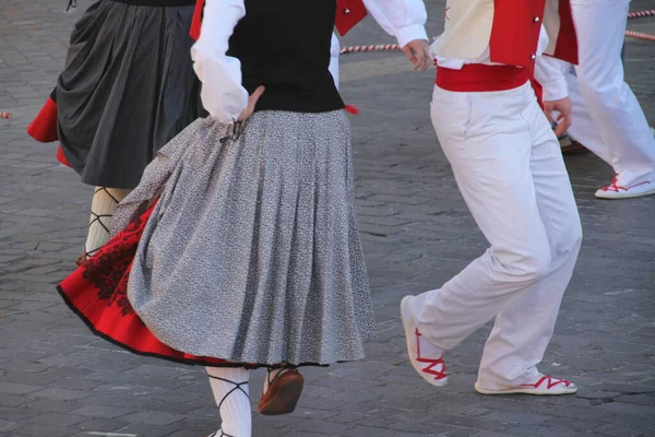 Baskische Volkstänzer Auf Der Straße — Stockfoto