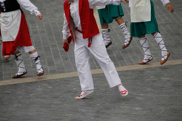 Basque Λαϊκές Χορεύτριες Στο Δρόμο — Φωτογραφία Αρχείου