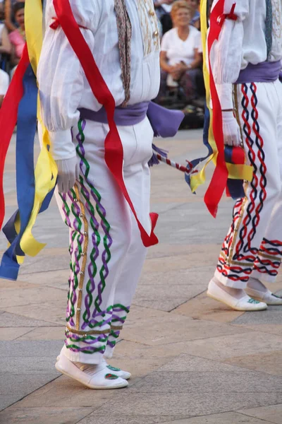 街头音乐节中的巴斯克民间舞蹈者 — 图库照片