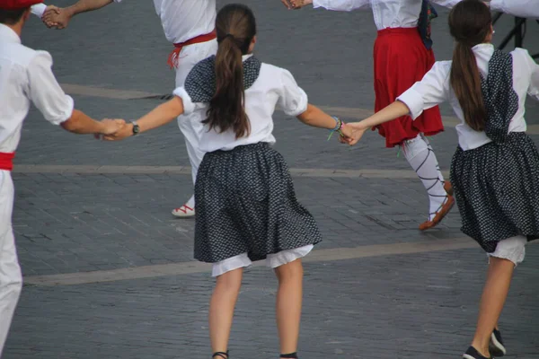 Sokak Festivalinde Bask Halk Dansçısı — Stok fotoğraf