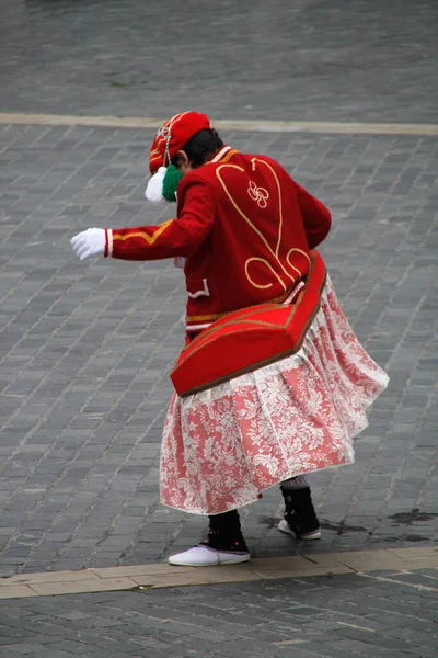 ストリートフェスティバルでバスクの民俗舞踊家 — ストック写真