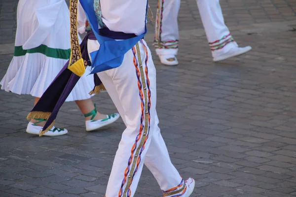 Sokak festivalinde Bask halk dansçısı