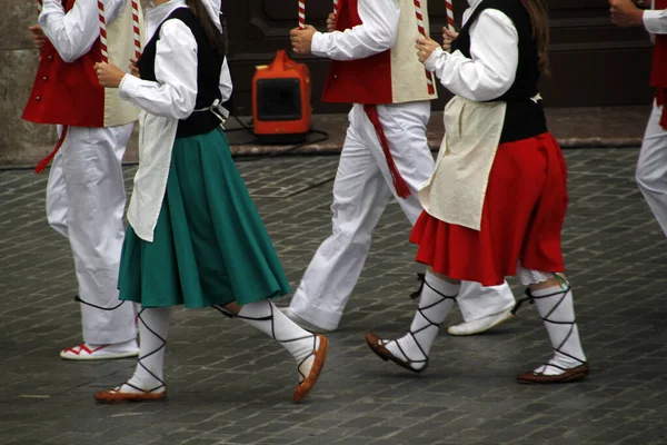 ストリートフェスティバルでバスクの民俗舞踊家 — ストック写真