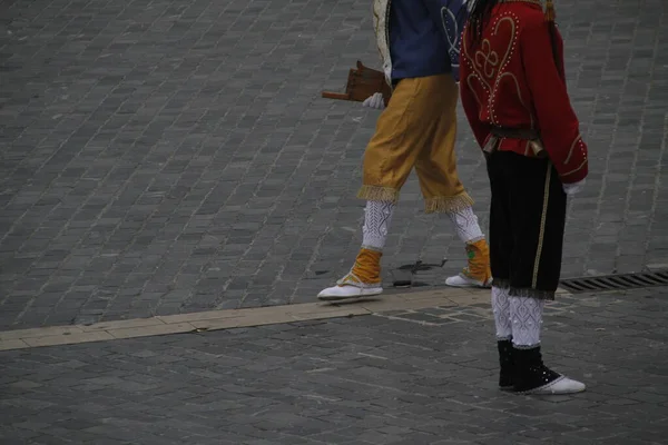 Baskische Volkstänzerin Bei Einem Straßenfest — Stockfoto