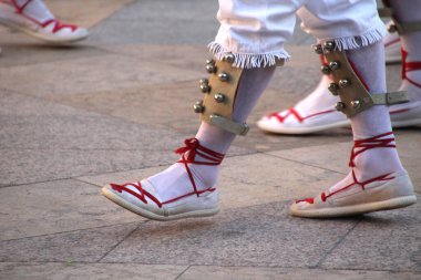 Geleneksel Bask dansı sokak festivalinde