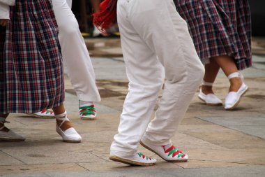 Geleneksel Bask dansı sokak festivalinde