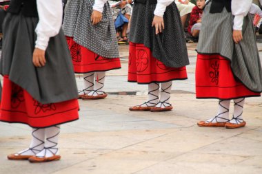 Geleneksel Bask dansı sokak festivalinde