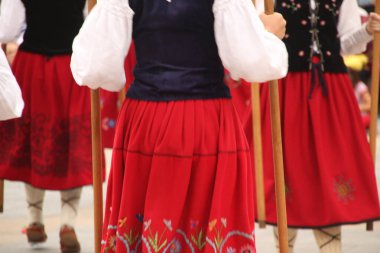 Geleneksel Bask dansı sokak festivalinde