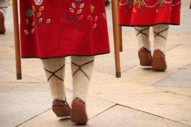 Geleneksel Bask dansı sokak festivalinde