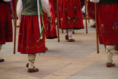 Geleneksel Bask dansı sokak festivalinde