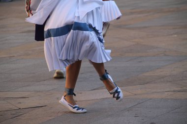 Geleneksel Bask dansı sokak festivalinde
