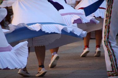 Geleneksel Bask dansı sokak festivalinde