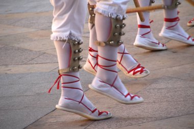 Geleneksel Bask dansı sokak festivalinde