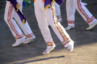 Geleneksel Bask dansı sokak festivalinde