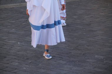 Geleneksel Bask dansı sokak festivalinde