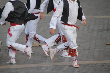 Geleneksel Bask dansı sokak festivalinde