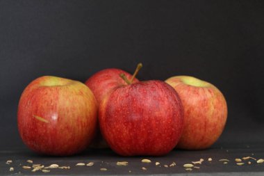 Siyah arkaplanda kırmızı elmalar