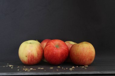 Siyah arkaplanda kırmızı elmalar