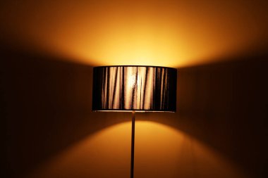 Modern lamba bir odada