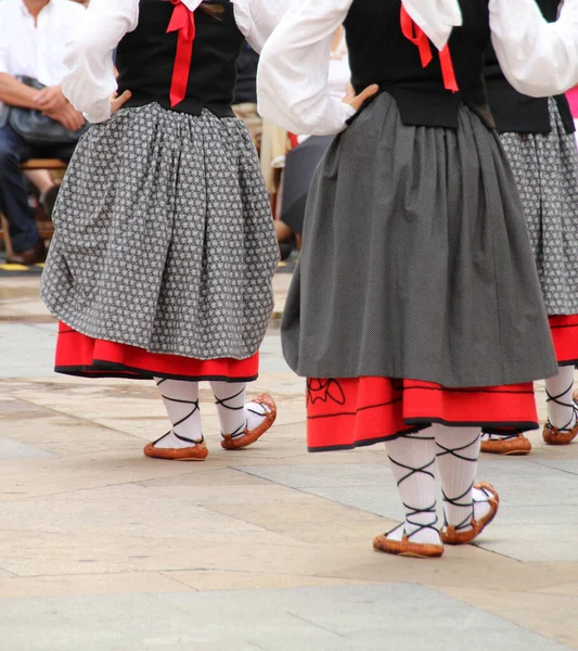 Geleneksel Bask dansı sokak festivalinde