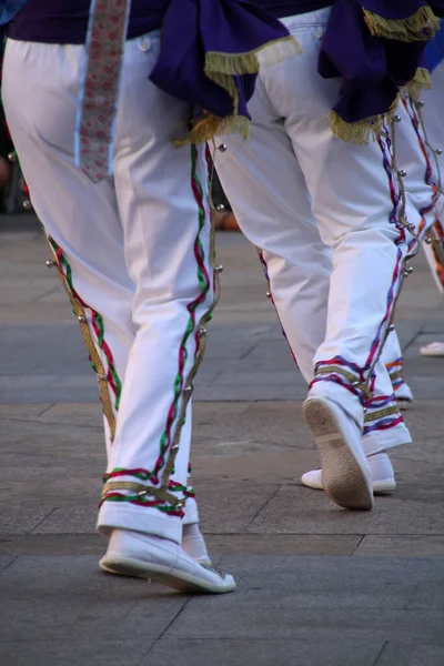 ストリートフェスティバルでの伝統的なバスク舞踊 — ストック写真