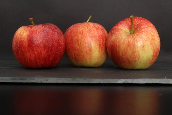 Pommes Rouges Sur Fond Noir — Photo