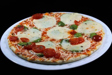 Siyah arka planda peynirli pizza