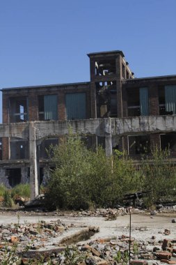 Harabelerde terk edilmiş bir fabrikanın manzarası