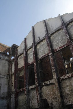Harabelerde terk edilmiş bir fabrikanın manzarası