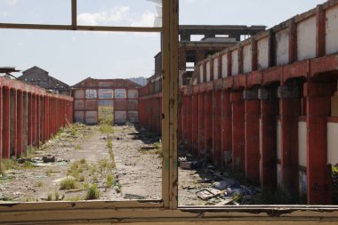 Harabelerde terk edilmiş bir fabrikanın manzarası