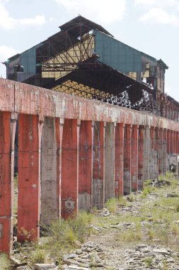 Harabelerde terk edilmiş bir fabrikanın manzarası