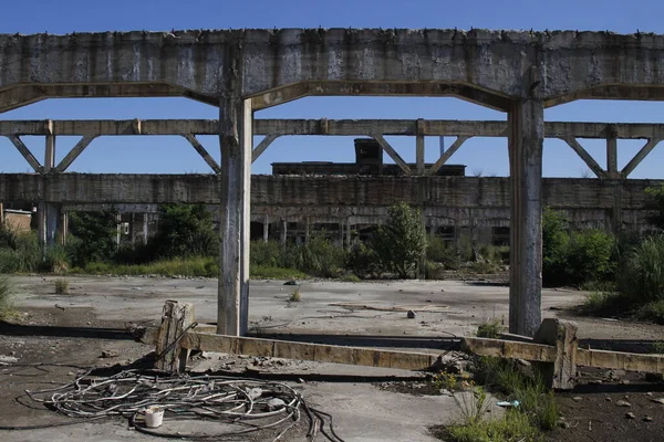 Kilátás Egy Elhagyatott Gyár Romjai — Stock Fotó