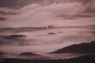 Bask Dağlarında Şafak