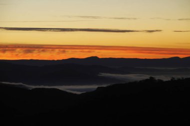 Bask Dağlarında Şafak