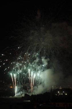 Geceleri havai fişek gösterisi