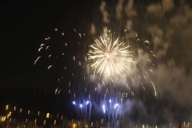 Geceleri havai fişek gösterisi