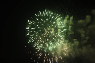 Geceleri havai fişek gösterisi